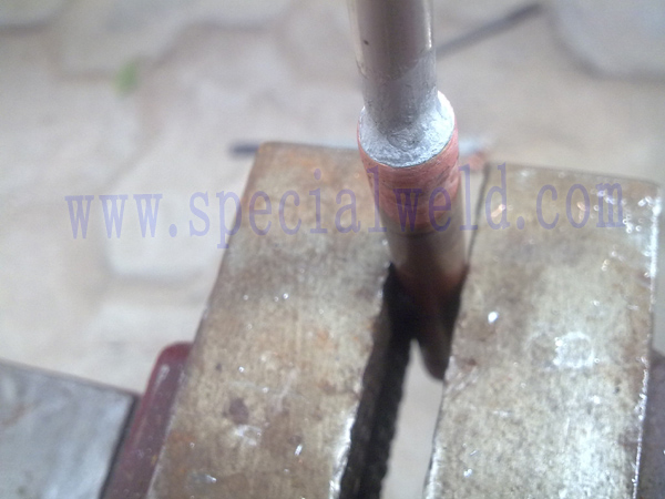 ALCU-Q303焊接铜铝管后的效果图（未清除表面的残留药粉）